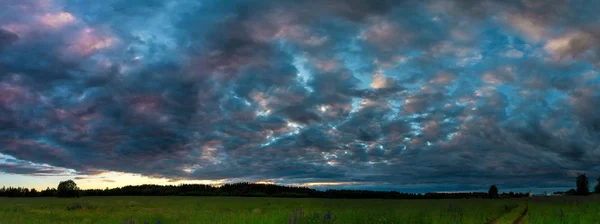 Панорама неба с красивыми цветными причудливыми облаками — стоковое фото