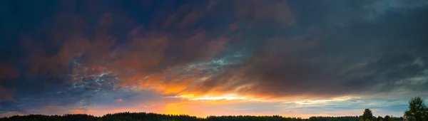 Himmelspanorama mit wunderschönen farbigen, skurrilen Wolken — Stockfoto