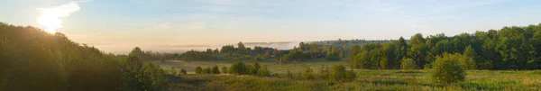 Hermoso panorama de un lugar rural con amanecer y niebla — Foto de Stock