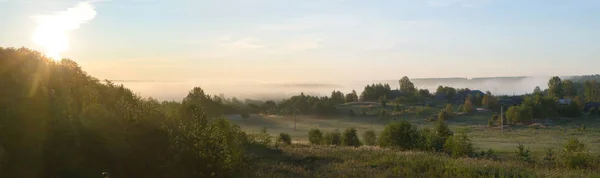 Красива панорама сільського місця зі світанком і туманом — стокове фото