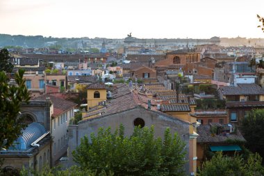 Roma 'nın Panorama' sı. Güzel şehir manzarası. Tarihi bir yer. Güneşli bir gün. Seyahat etmek için güzel yerler. Antik mimari. Beyaz bulutlu mavi gökyüzü. Yeşil ağaç.