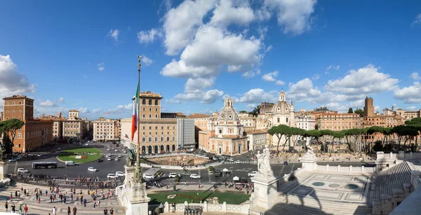  Roma, İtalya. 16.10.2019. Roma sokakları. Tarihi bir yer. Roma 'nın Panorama' sı. Güzel şehir manzarası. Tarihi bir yer. Seyahat etmek için güzel yerler. Eski mimari