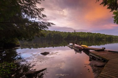Rıhtım ve göl altında bir renkli akşam gökyüzü - Ontario, Kanada