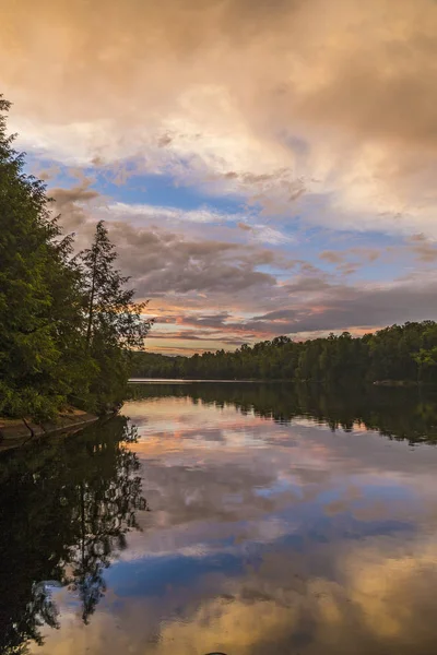 Pobřeží Jezera Pod Pestré Večerní Obloze Ontario Kanada — Stock fotografie