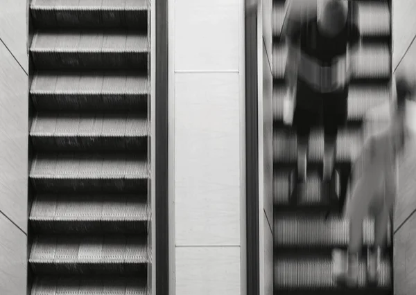 As pessoas sobem a escada rolante. Saia do metro. Exposição longa . — Fotografia de Stock