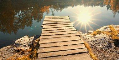 Korostyshevsky ocağı, Ukrayna. Ormanın içinde parlak güneşin gölde yansıyan