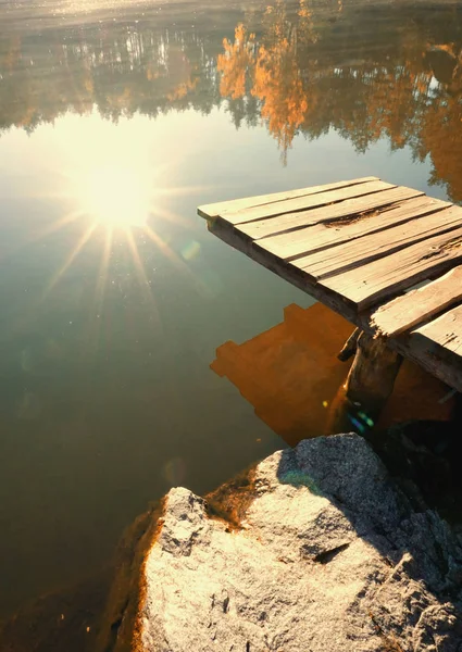 Korostyshevsky steengroeve, Oekraïne. Felle zon over het bos komt tot uiting in het meer — Stockfoto