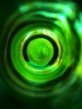 Yeşil şişe dibinde. Bulanık boynundan üstten görünüm.