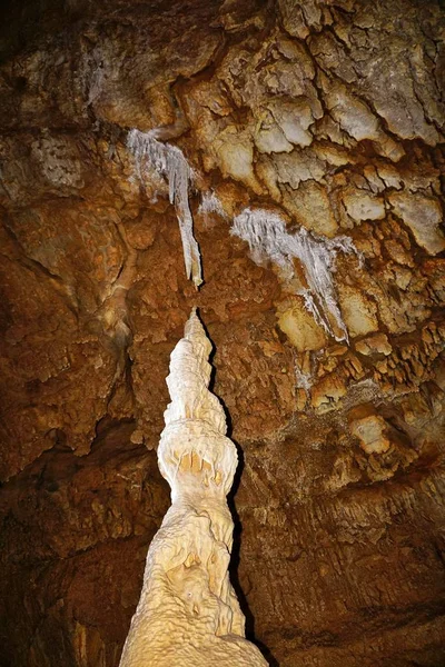 Marmor Cave, Chatyr-Dag berg, Crimea. Gamla stalaktiter, stalagmiter, stalagnates. — Stockfoto