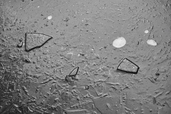 Superficie de hielo oscuro con trozos de hielo agudos congelados . — Foto de Stock