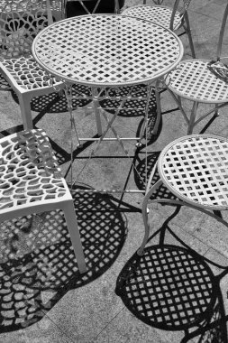 Bir kafede siyah ve beyaz metal sandalyeler