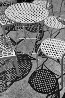 Bir kafede siyah ve beyaz metal sandalyeler