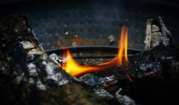 De vlam van vuur brandt in de brazier. — Stockfoto