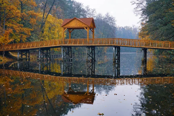 Houten brug over de rivier met een luifel. — Stockfoto