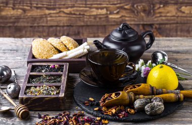 Eski arka plan üzerinde çay