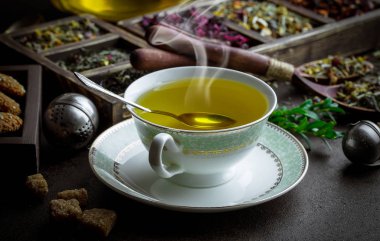 Eski arka plan üzerinde çay