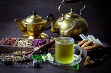 Eski arka plan üzerinde çay