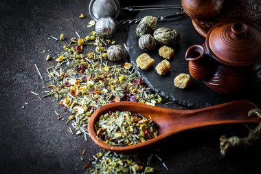 Eski arka plan üzerinde çay