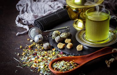 Eski arka plan üzerinde çay