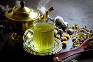 Eski arka plan üzerinde çay