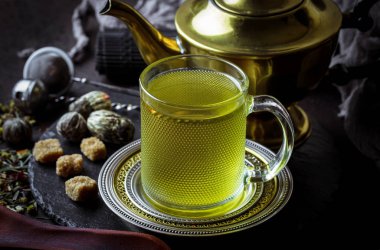 Eski arka plan üzerinde çay