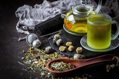 Eski arka plan üzerinde çay