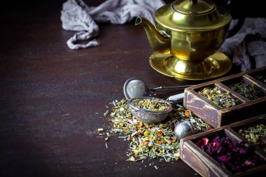 Eski arka plan üzerinde çay