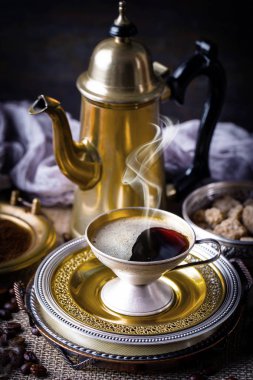 Eski arka plan üzerinde kahve siyah