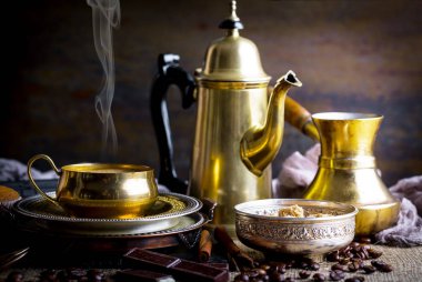 Eski arka plan üzerinde kahve siyah