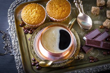 Eski arka plan üzerinde kahve siyah