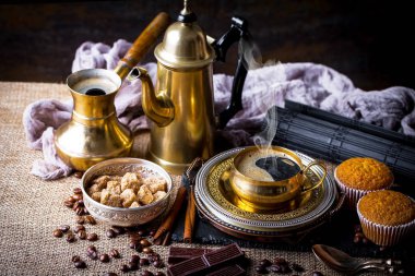 Eski arka plan üzerinde kahve siyah