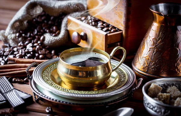 Eski arka plan üzerinde kahve siyah