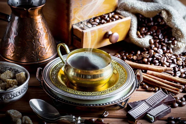 Eski arka plan üzerinde kahve siyah