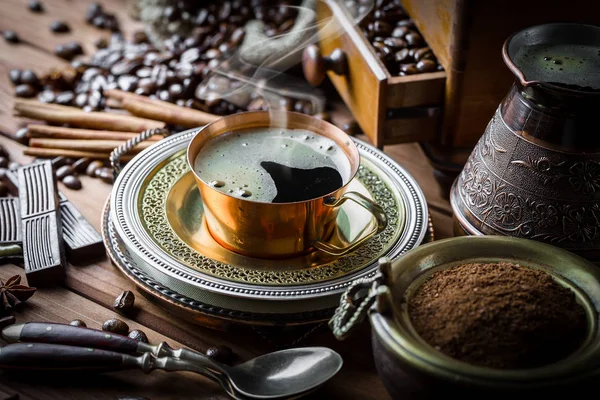 Eski arka plan üzerinde kahve siyah