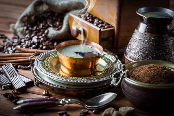 Eski arka plan üzerinde kahve siyah