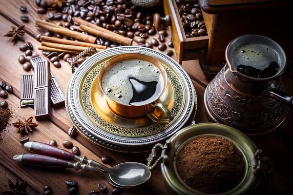 Eski arka plan üzerinde kahve siyah