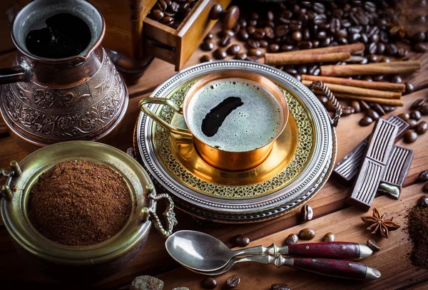 Eski arka plan üzerinde kahve siyah