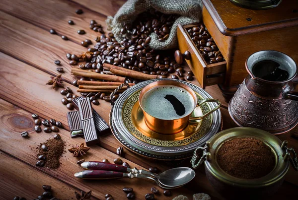 Eski arka plan üzerinde kahve siyah