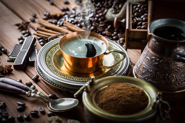 Eski arka plan üzerinde kahve siyah