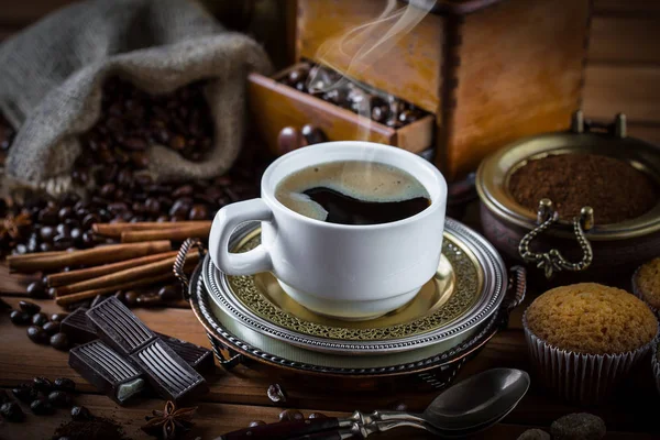 Eski arka plan üzerinde kahve siyah