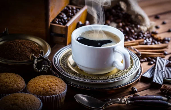 Eski arka plan üzerinde kahve siyah