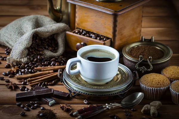 Eski arka plan üzerinde kahve siyah