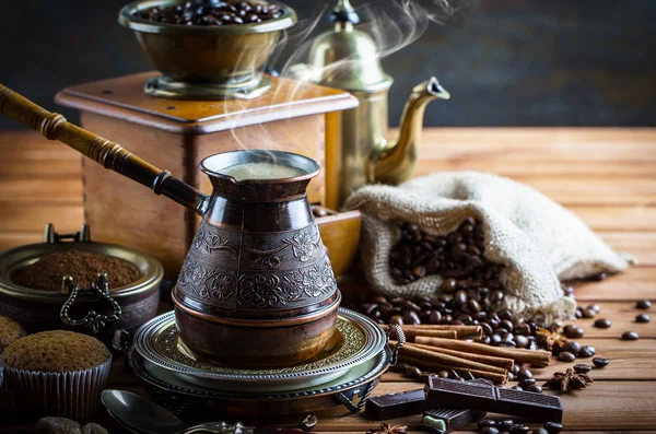 Eski arka plan üzerinde kahve siyah