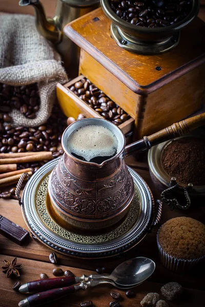 Eski arka plan üzerinde kahve siyah