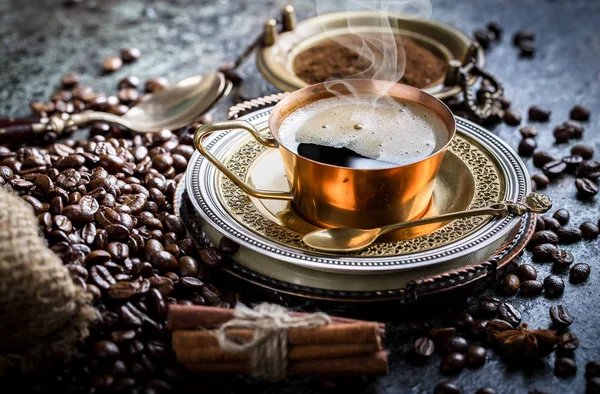 Schwarzer Kaffee Auf Altem Hintergrund — Stockfoto