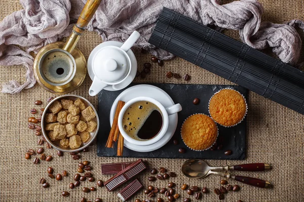 Eski arka plan üzerinde kahve siyah