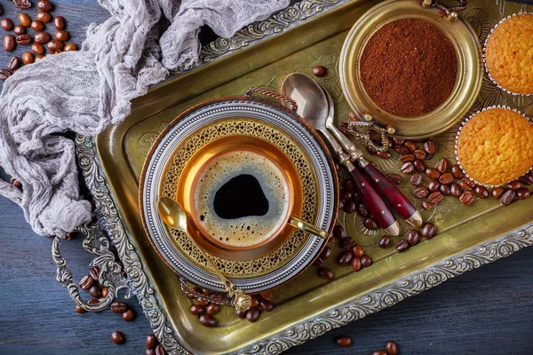 Eski arka plan üzerinde kahve siyah