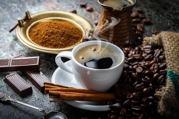 Eski arka plan üzerinde kahve siyah