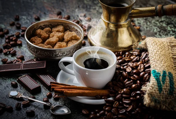 Eski arka plan üzerinde kahve siyah