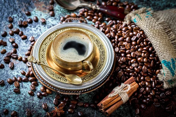 Eski arka plan üzerinde kahve siyah